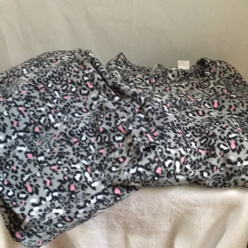 Mayfair grey pink animal print long sleeved v-neck pajama set size XL